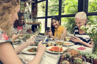 Kadınlar cihazlar tarama