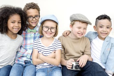 Şirin çocuklar birlikte oynamak