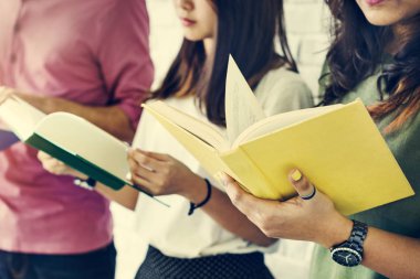 Öğrenciler kitap okuyor