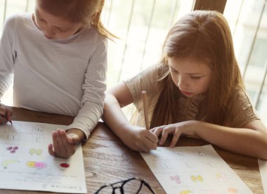 Kızlar coloringbook içinde çizim