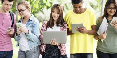 Yürüyüş ve dijital cihazlar kullanarak arkadaşlar