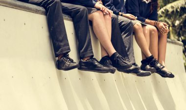 Çeşitli Öğrenciler üniversite üniformalı