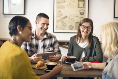 Arkadaşlar kahve içiyor.