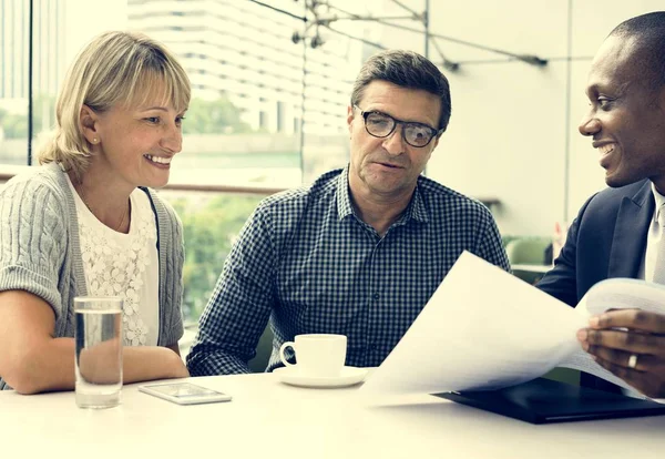 Mensen uit het bedrijfsleven hebben discussie tijdens bijeenkomst — Stockfoto