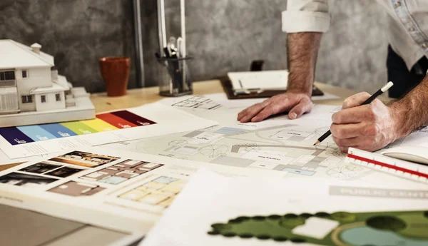 Homme Architecte travaillant avec Blueprint — Photo