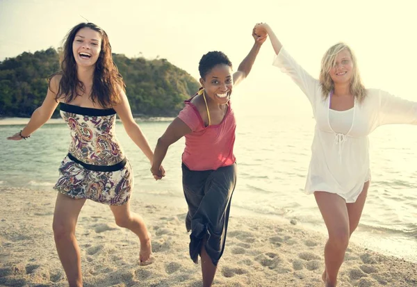 妇女在海滩上玩耍 — 图库照片