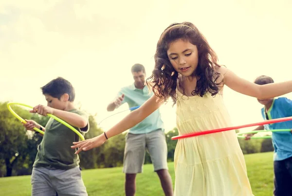 Hula hoops ile egzersiz yaparak aile — Stok fotoğraf