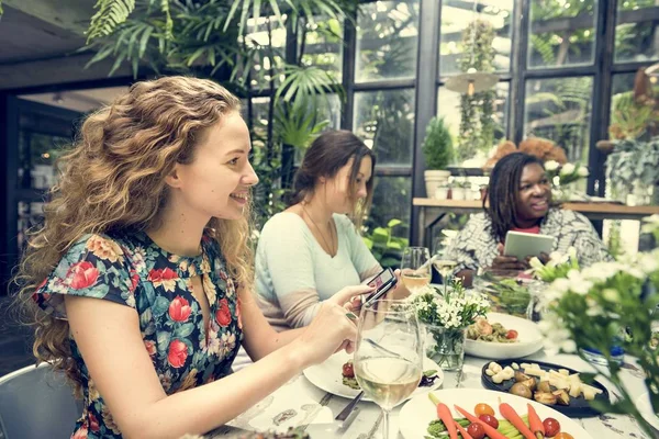 Mujeres que utilizan dispositivos digitales —  Fotos de Stock