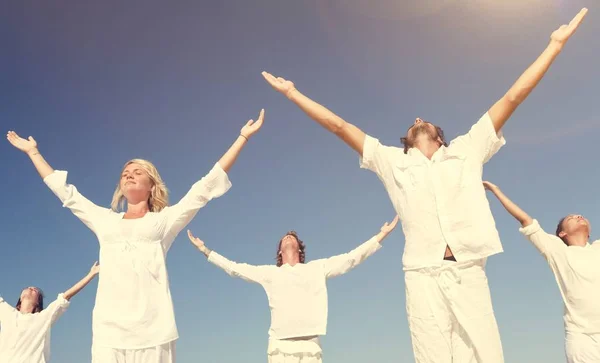 Les gens qui font du yoga sur la plage — Photo