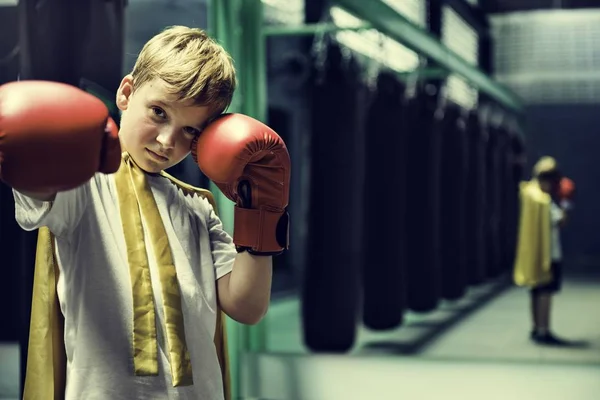 Superheld jongen in bokshandschoenen — Stockfoto