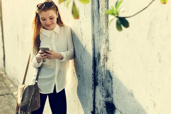 スマートフォンを使う少女 — ストック写真