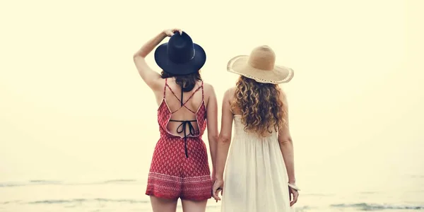 Mädchenfreundschaft am Strand — Stockfoto