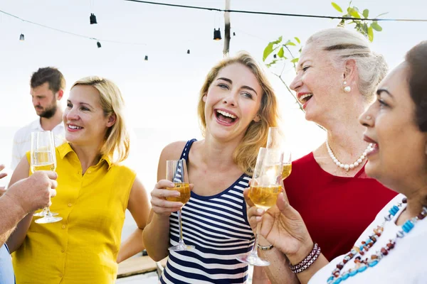 Gruppo di persone alla festa — Foto Stock