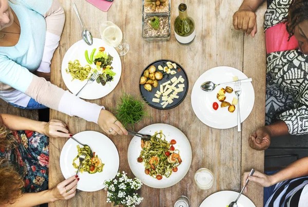 Frauen essen zu Abend — Stockfoto