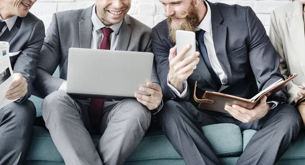 Uomini d'affari in attesa di incontro — Foto Stock