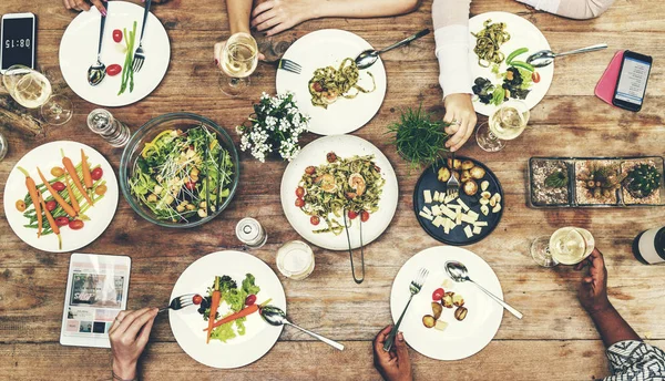 Asılı ve birlikte yemek kadın — Stok fotoğraf