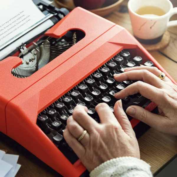 Dziennikarz kobieta pisania na maszynie zatem — Zdjęcie stockowe