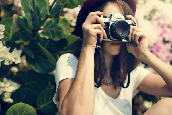 Fotógrafo menina ao ar livre — Fotografia de Stock
