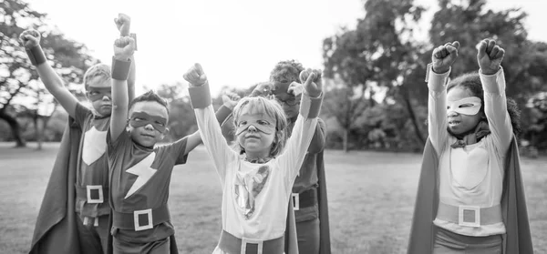 Superhéroe Niños jugando juntos — Foto de Stock