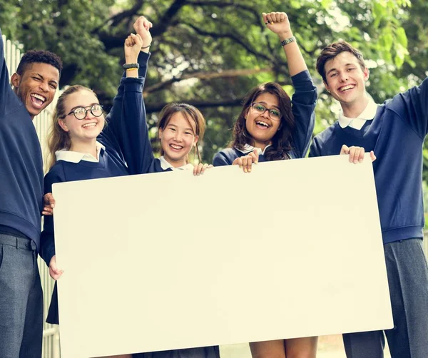 Divers élèves en uniforme scolaire — Photo