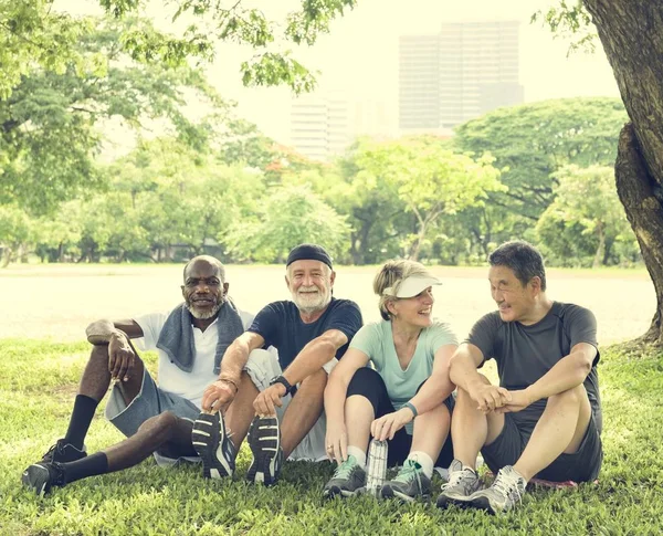 Sporting Senior Friends en el parque — Foto de Stock