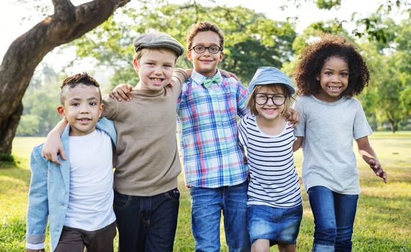 Kinderen veel plezier hebben in het park — Stockfoto