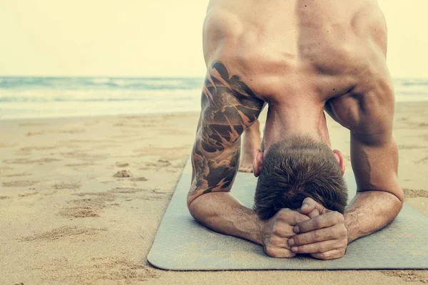 Hombre haciendo tablón de yoga —  Fotos de Stock