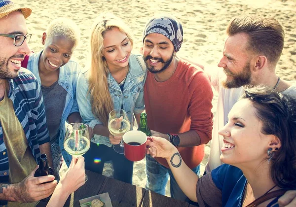 Personas que beben en la playa —  Fotos de Stock