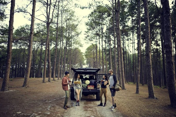 Freunde nahe geparktem Auto im Wald — Stockfoto