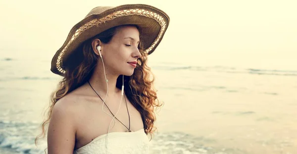 Hermosa mujer en sombrero de verano —  Fotos de Stock