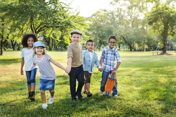 Los niños se divierten en parque — Foto de Stock