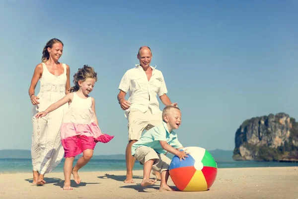 Семья развлекается на пляже — стоковое фото