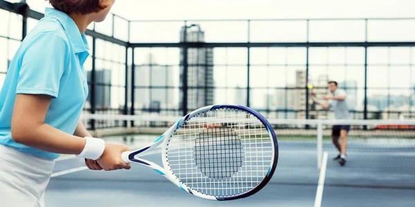 Люди играют на теннисном корте — стоковое фото