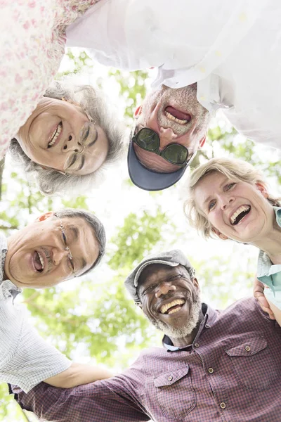 Seniorenfreunde haben Spaß im Park — Stockfoto