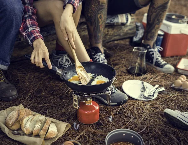 Amici che mangiano cibo in campeggio — Foto Stock