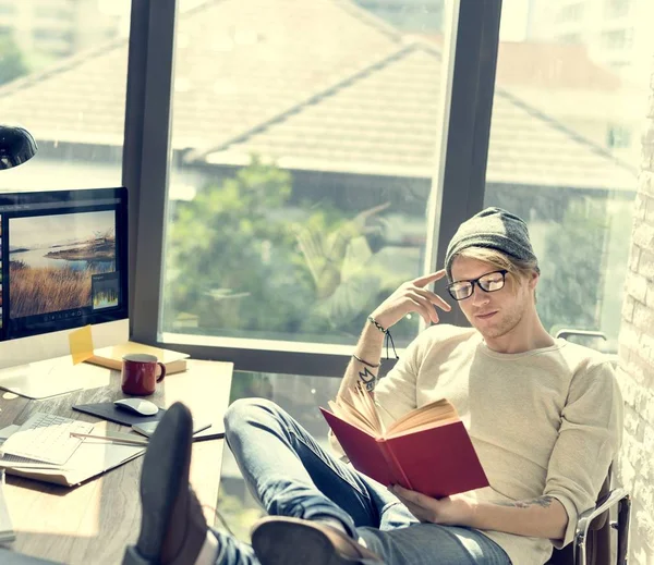 L'homme met les pieds sur la table — Photo