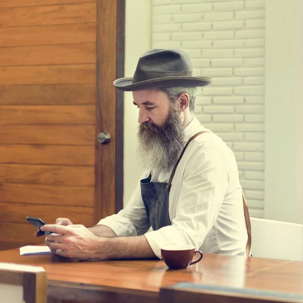 Man in hat browsing mobile — Stock Fotó