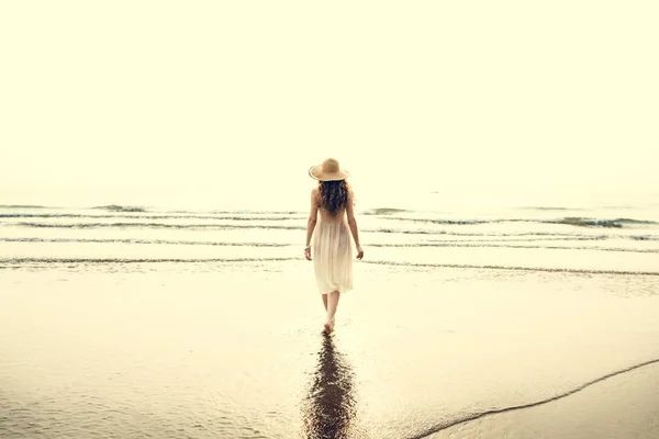 Mooie vrouw op strand — Stockfoto