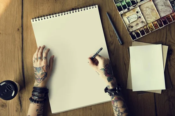 Kvinna med tatueringar ritning — Stockfoto