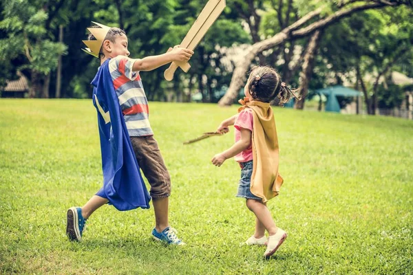 Hermano y hermana en el parque —  Fotos de Stock