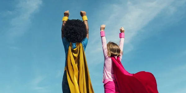 Meninas super-herói se divertir — Fotografia de Stock
