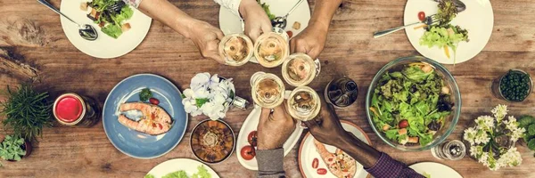 Друзі вечеряють разом — стокове фото
