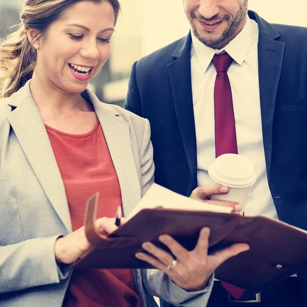 Gli uomini d'affari discutono di lavoro — Foto Stock