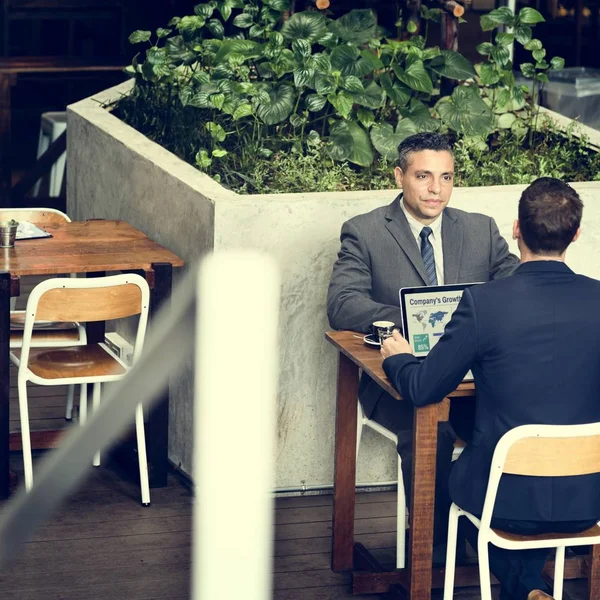 Бизнесмены, работающие в кафе — стоковое фото