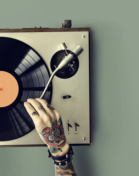 Hand in tatoeages met Vinyl — Stockfoto