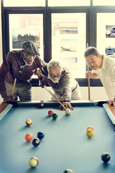 Amigos jogando bilhar — Fotografia de Stock