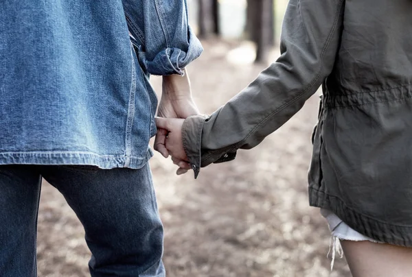 Pareja de viajeros sosteniendo las manos —  Fotos de Stock