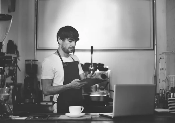 Barista guapo trabajando en la cafetería —  Fotos de Stock