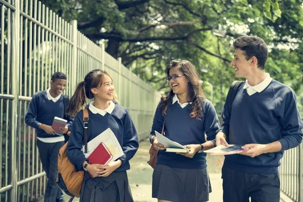 Diversos estudiantes en uniforme universitario —  Fotos de Stock