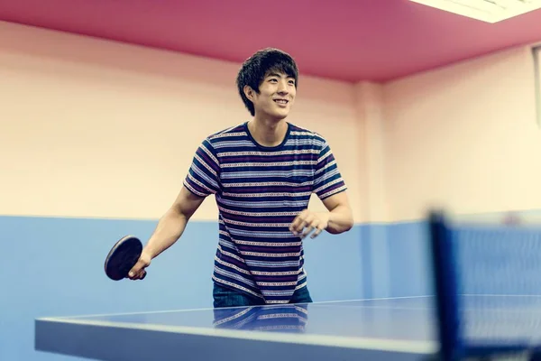 Ασιατική άνθρωπο παίζοντας πινγκ πονγκ — Φωτογραφία Αρχείου